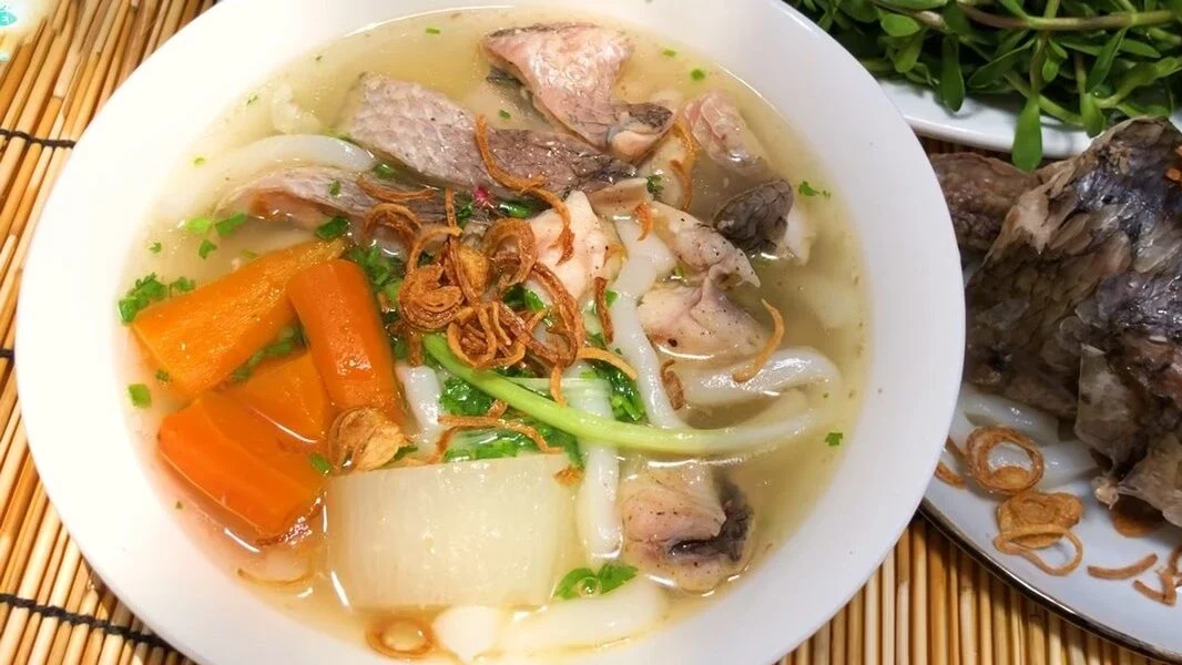 Bánh canh cá lóc đặc trưng miền Trung mang vị thanh ngọt từ nước lèo và thịt cá, kèm theo rau sống tươi sạch