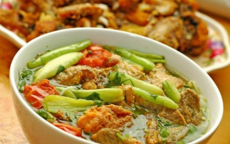 Bánh canh cá lóc đặc trưng miền Trung mang vị thanh ngọt từ nước lèo và thịt cá, kèm theo rau sống tươi sạch