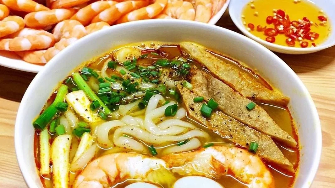 Nhiều quán bánh canh sẽ phục vụ thêm bánh mì hoặc bánh tráng nướng để bạn ăn kèm