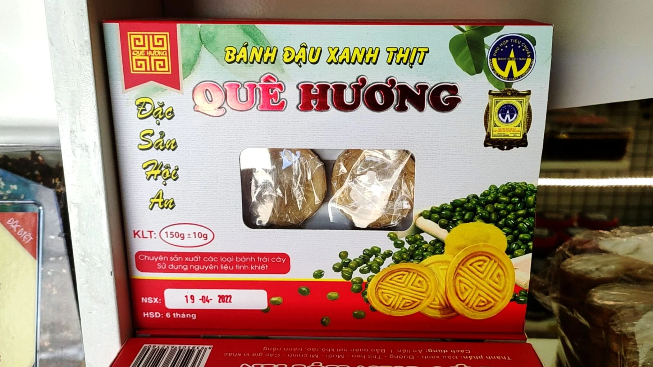 Bánh đậu xanh nhân thịt là một món bánh nổi tiếng của vùng Hội An