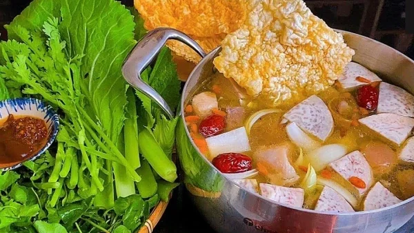 Nước dùng lẩu bò tại Đà Nẵng thường được nấu từ nước hầm xương bò, thêm đà và ngọt dịu